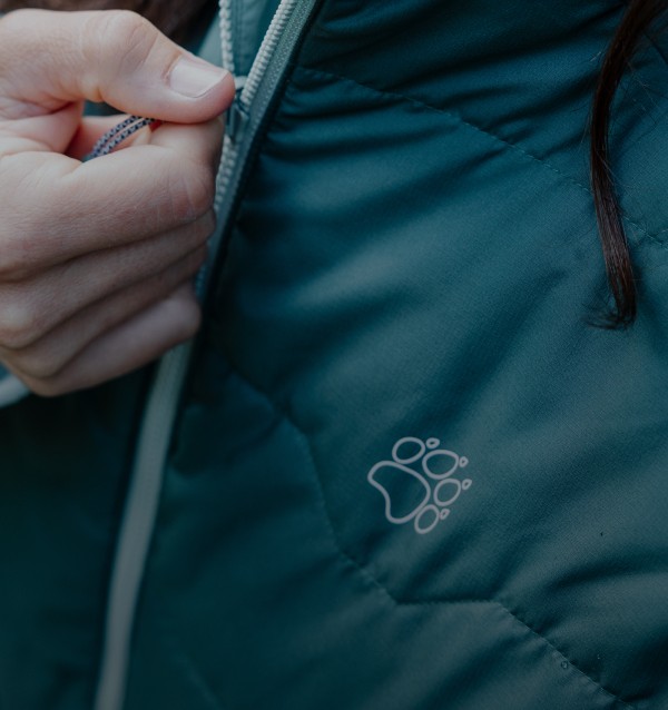 Zbliżenie dłoni przy zamku błyskawicznym kurtki