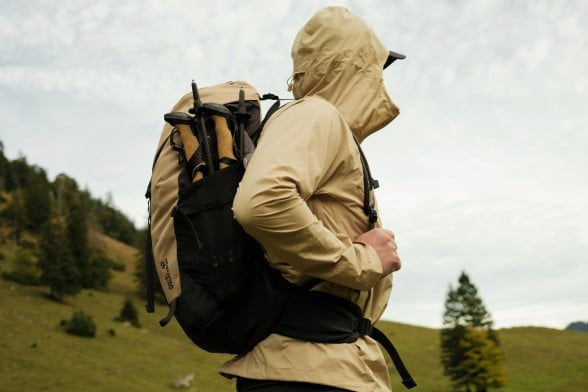 Ujęcie na trzy plecaki na wędrówki na kamienistym podłożu