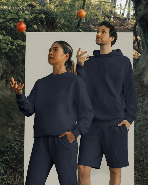 Kobieta i mężczyzna rzucają jabłko w powietrze