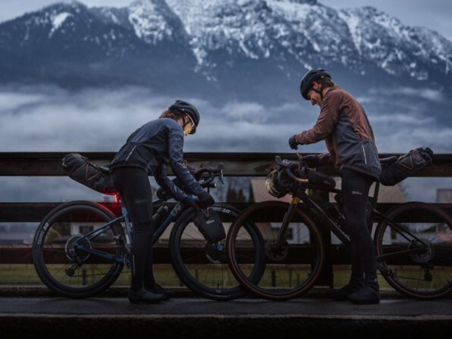 Dwóch rowerzystów w mglistym górskim krajobrazie