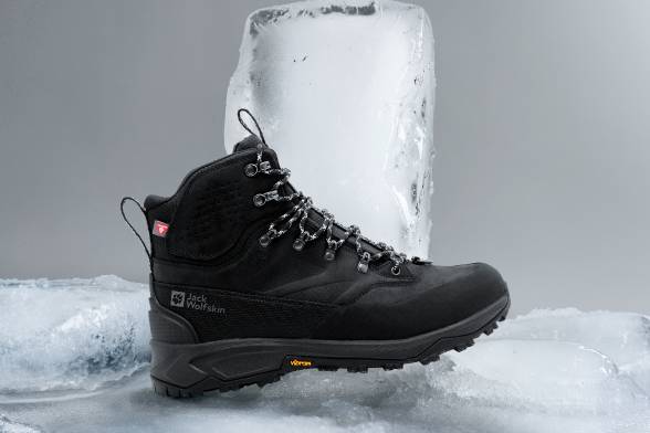 Czarna łódź zimowa na oblodzonej ziemi