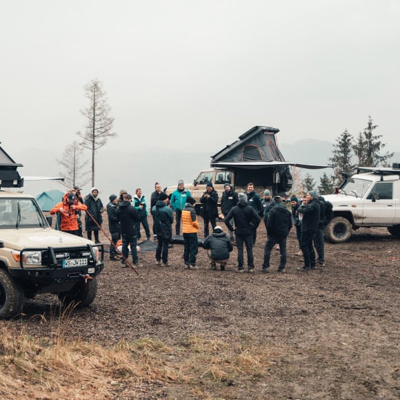 Jeep wjeżdża na małe wzgórze