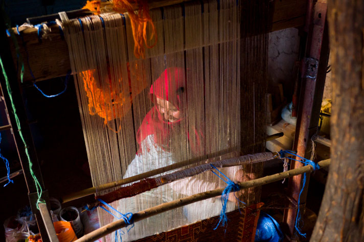 Kobieta tkająca dywan
