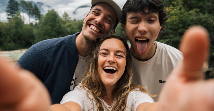 Selfie trzech śmiejących się osób