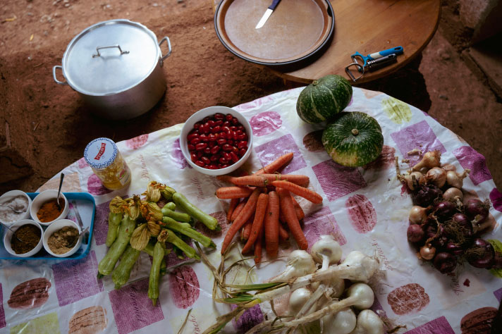 Warzywa i przyprawy na stole nakrytym kolorowym obrusem