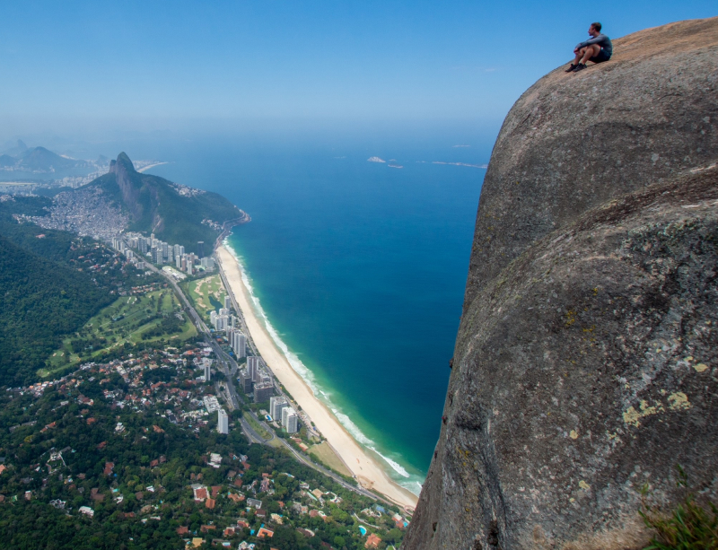 Tom na skale nad Rio de Janeiro