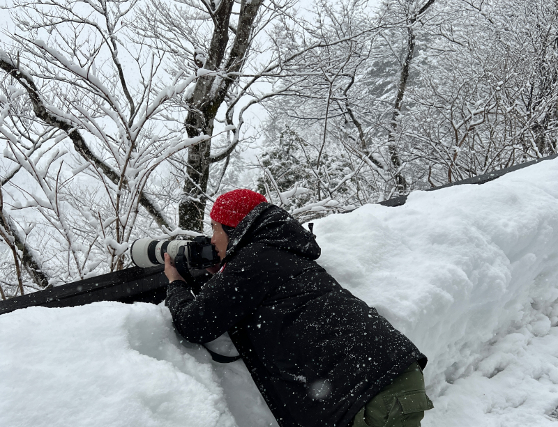Yuto robi zdjęcia na śniegu