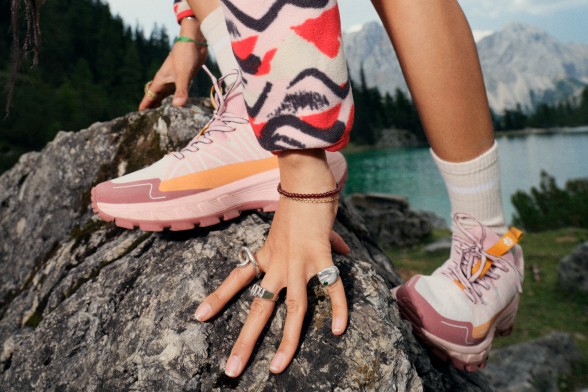 Ujęcie na trzy plecaki na wędrówki na kamienistym podłożu