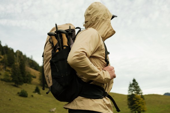 Ujęcie na trzy plecaki na wędrówki na kamienistym podłożu