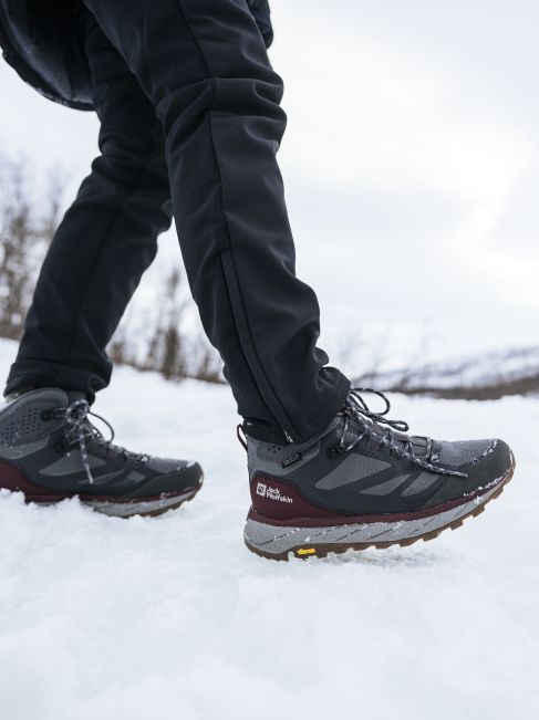 Buty na zaśnieżonej ziemi