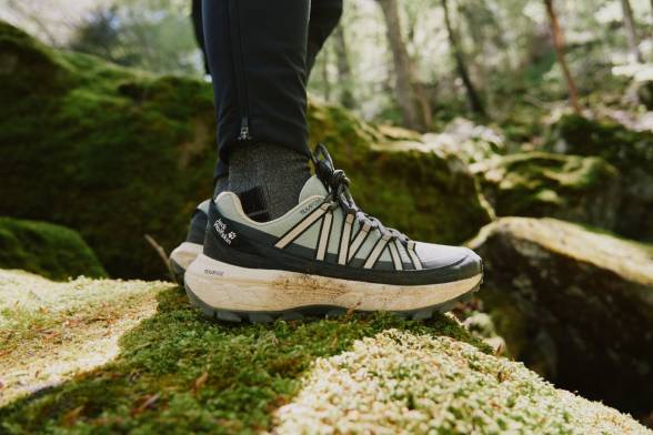 Ujęcie na trzy plecaki na wędrówki na kamienistym podłożu