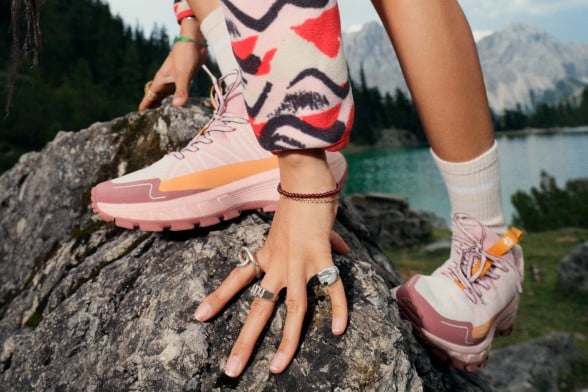 Ujęcie na trzy plecaki na wędrówki na kamienistym podłożu