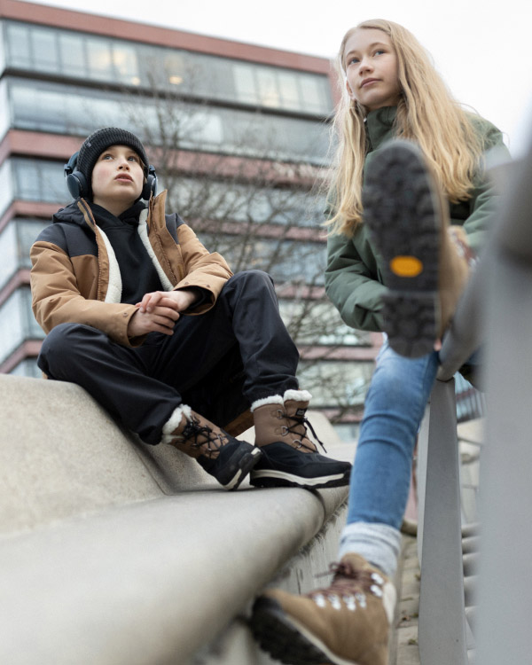 Dwoje nastolatków odpoczywa w mieście