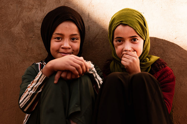 Dwie marokańskie dziewczynki przed ścianą