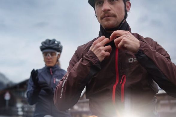 Przednie zbliżenie dwóch rowerzystów w mglistym górskim krajobrazie