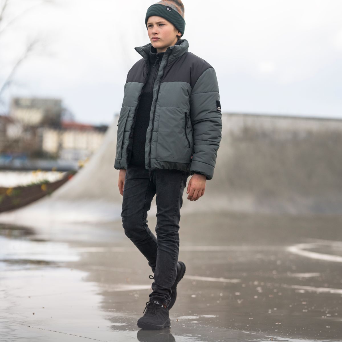 Chłopiec z kurtką zimową