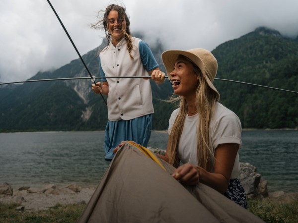 Wanderer sitzt auf einem Berggipfel