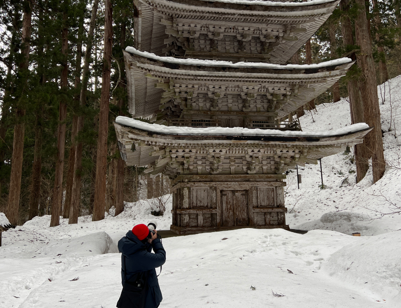 Yuto robi zdjęcia pagody pokrytej śniegiem