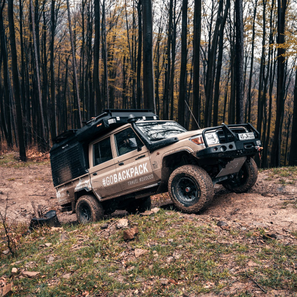 Jeep wjeżdża na małe wzgórze