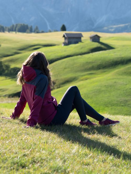 Zrelaksowana kobieta siedzi na trawie