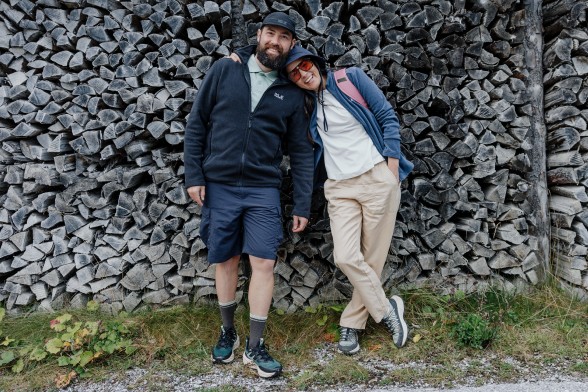 Młoda kobieta w sportowym ubraniu na wędrówki kuca na kamieniu w&nbsp;ciemności