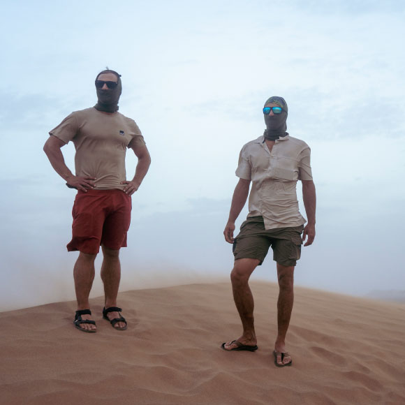 Ben oraz Michel z zasłoniętymi twarzami na pustyni