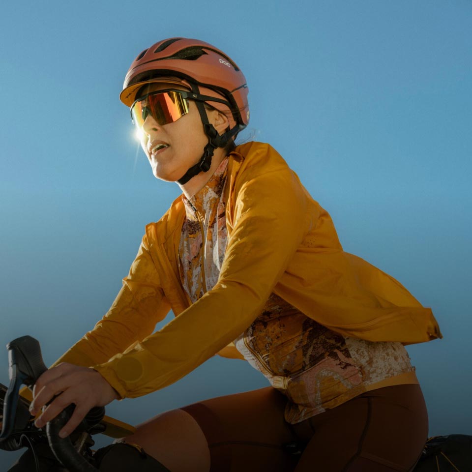 Kobieta jeździ na rowerze w kasku