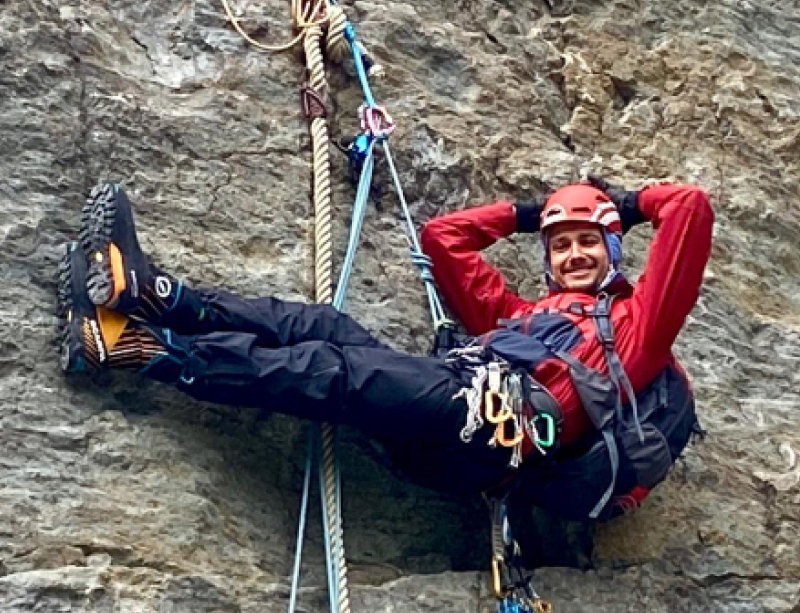 Michel wiszący na skale podczas wspinaczki