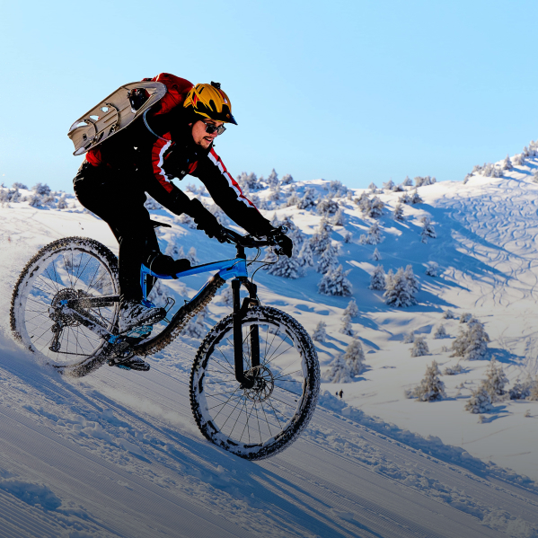 Michel uprawiający kolarstwo górskie na śniegu