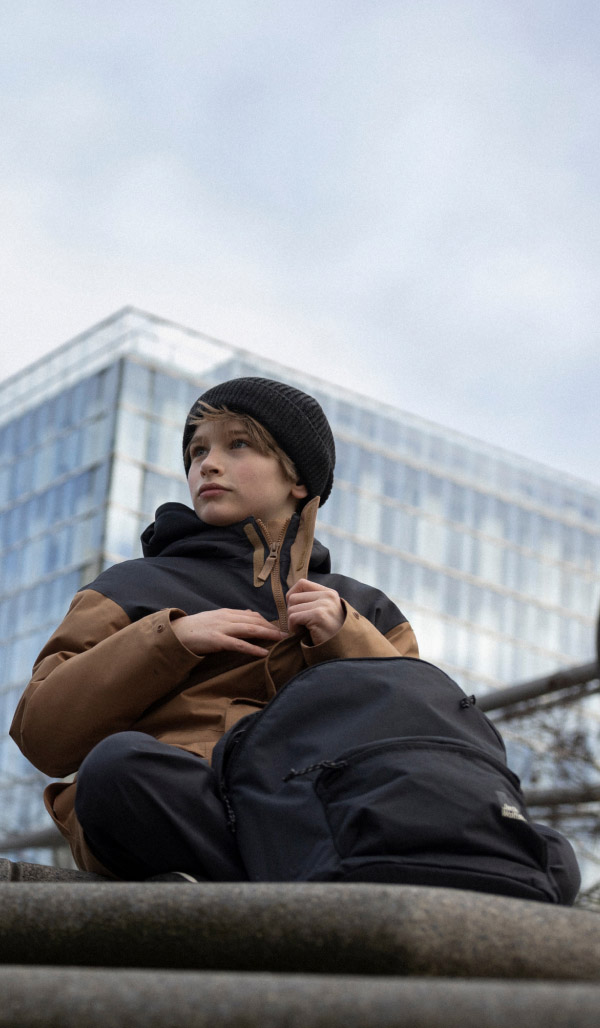 Dziewczynka zagląda przez płot