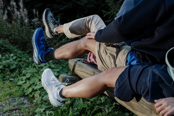 Zbliżenie na osobę w butach na wędrówki idącą przez&nbsp;głaz